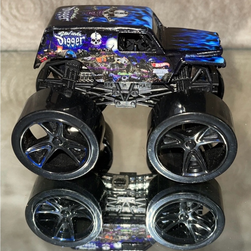 Hot Wheels Monster Jam Son Uva Grave Digger Truck Blue Flames 1:64 Scale GUC